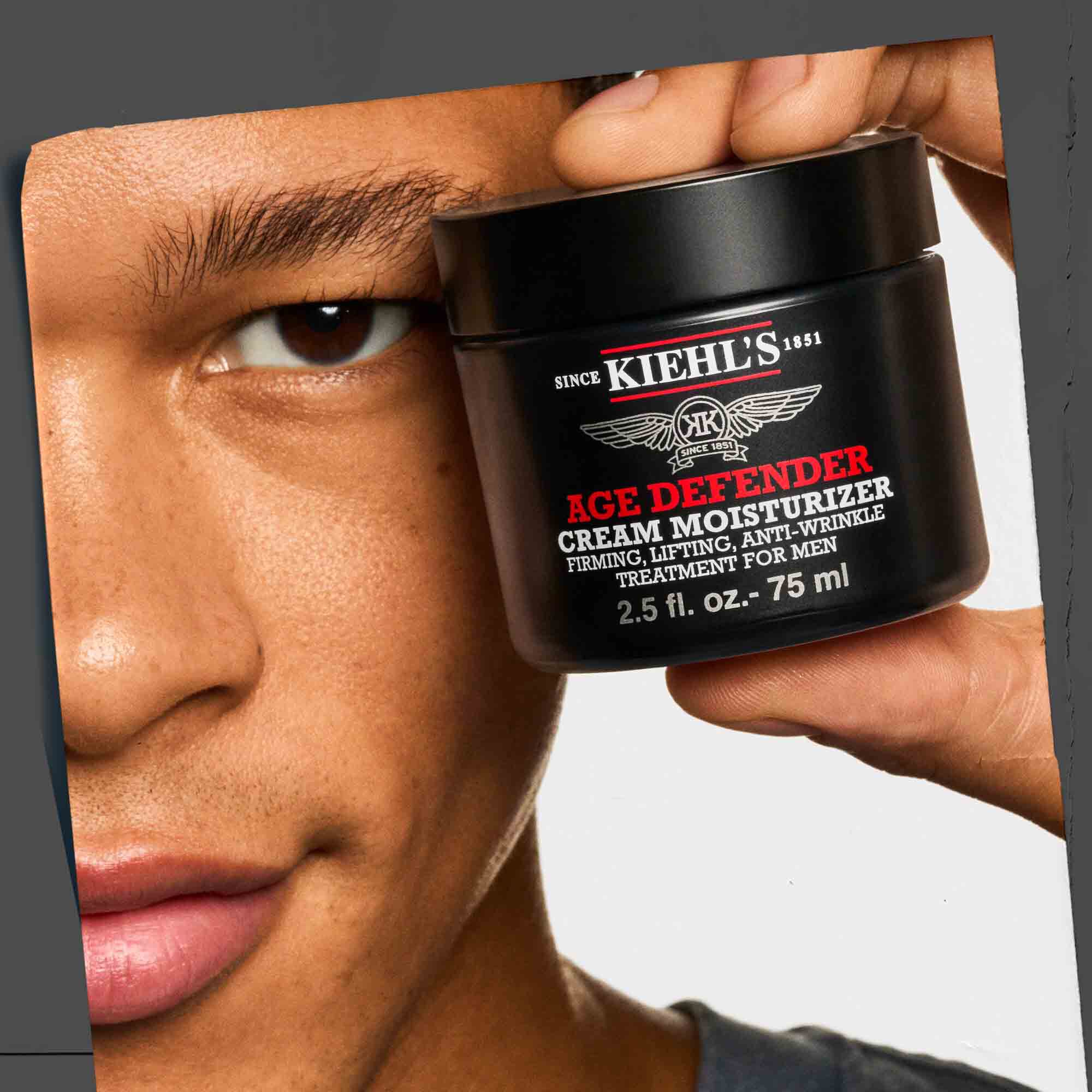 Model držiaci krem Age Defender Cream Moisturizer, ukažka jednoducheho použitia.