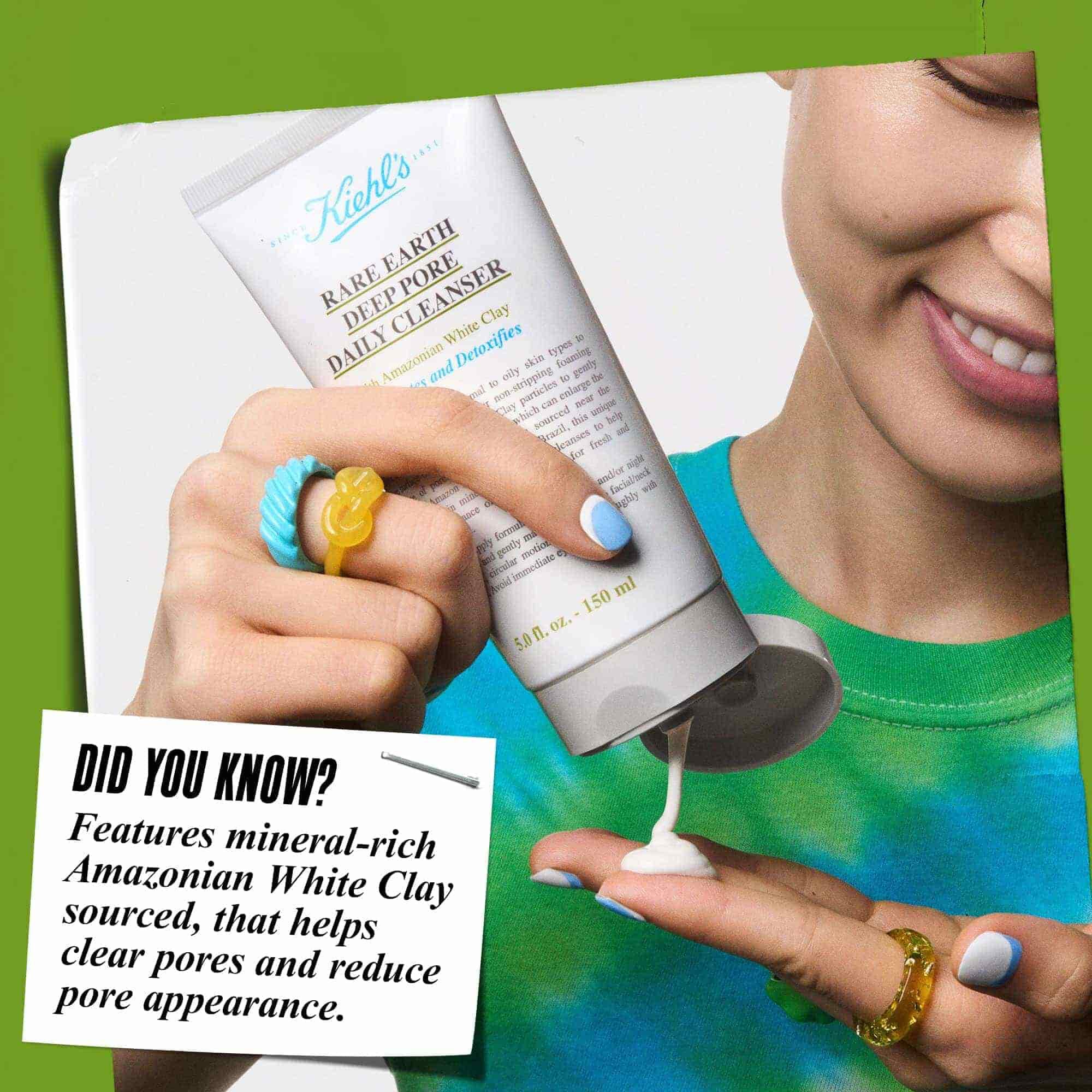 Ruka davkujuca Rare Earth Deep Pore Daily Cleanser na končeky prstov. Text znie: „Vedeli ste? Formulovane s amazonskym bielym ilom, ktory pomaha čistiť pory a redukovať ich vzhľad.“