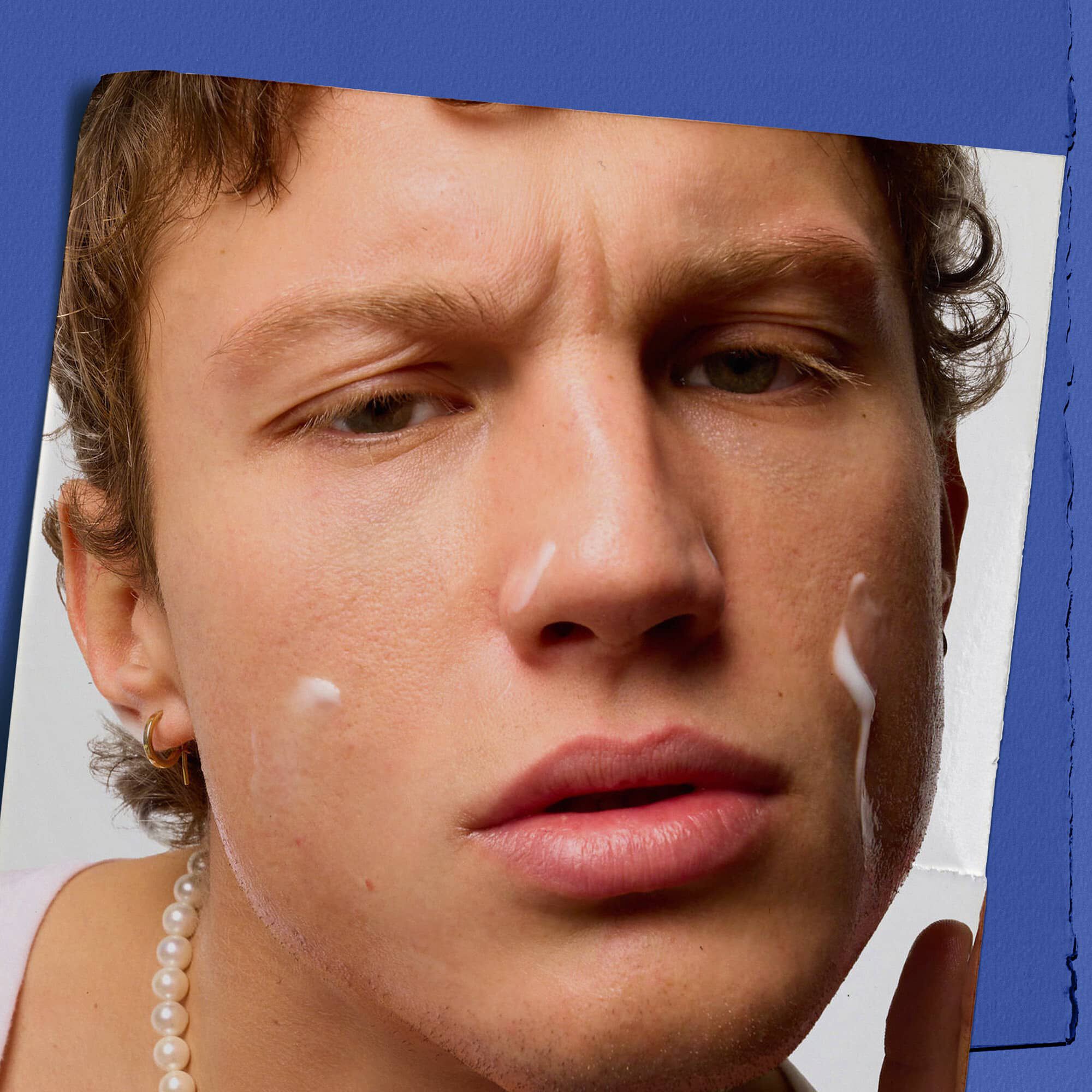 Model s energizujucou hydratačnou starostlivosťou pre mužov Facial Fuel na tvari