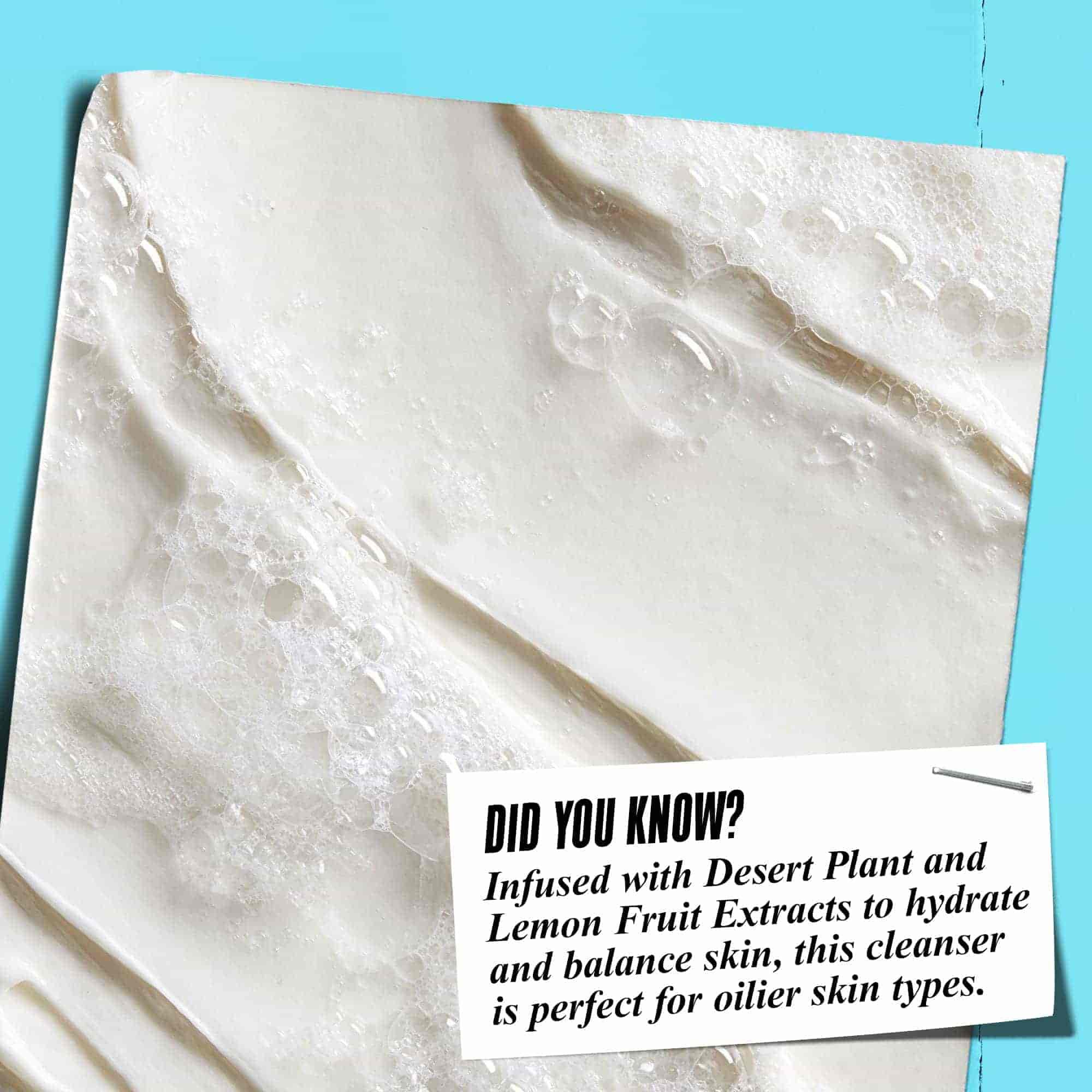 Detail peny Ultra Facial Oil-Free Cleanser s textom: „Vedeli ste? Obohateny o extrakt z puštnej rastliny a citrona na hydrataciu a rovnovahu pleti, tento čistiaci pripravok je idealny pre mastnejšie typy pleti.“