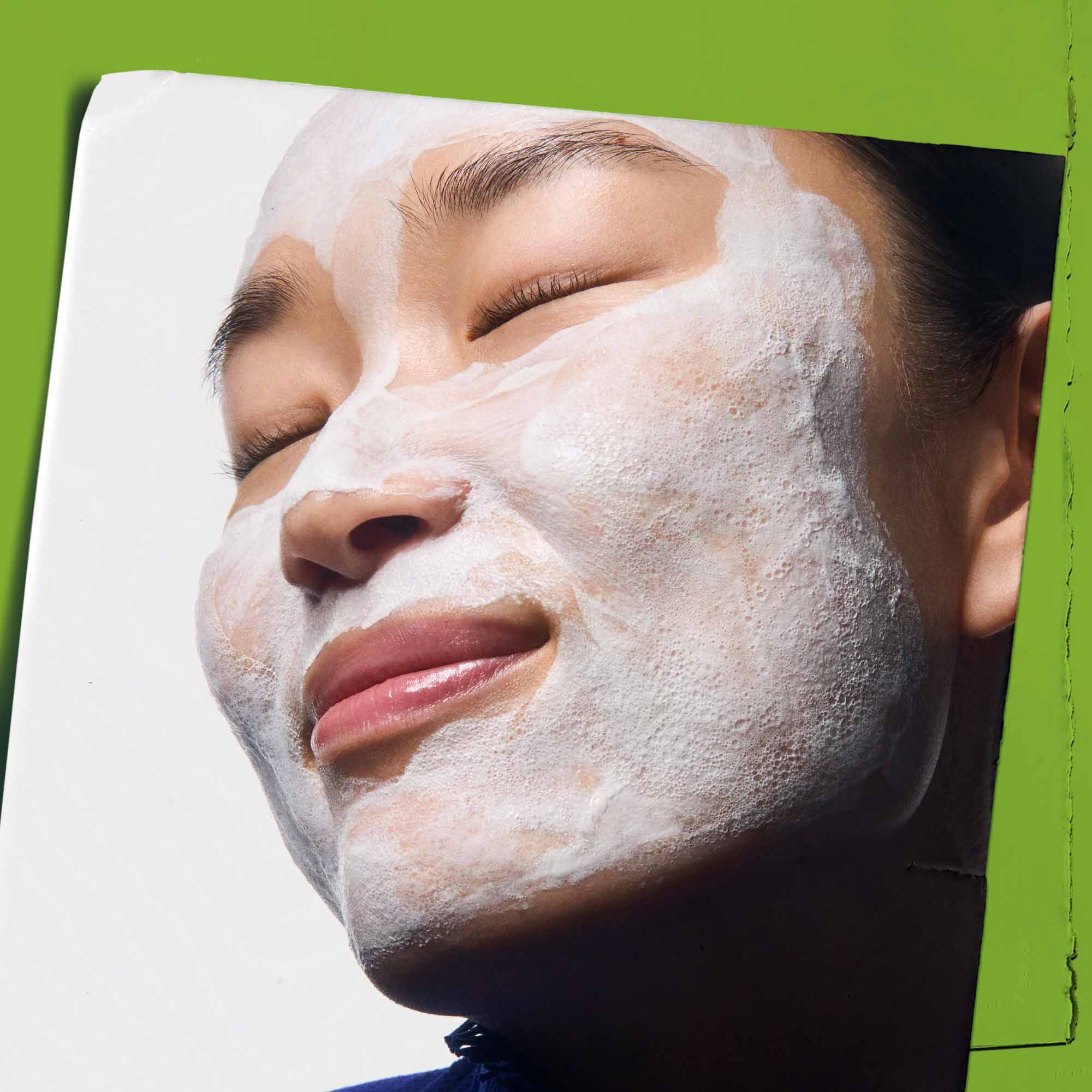 Rare Earth Deep Pore Daily Cleanser aplikovany na tvar.