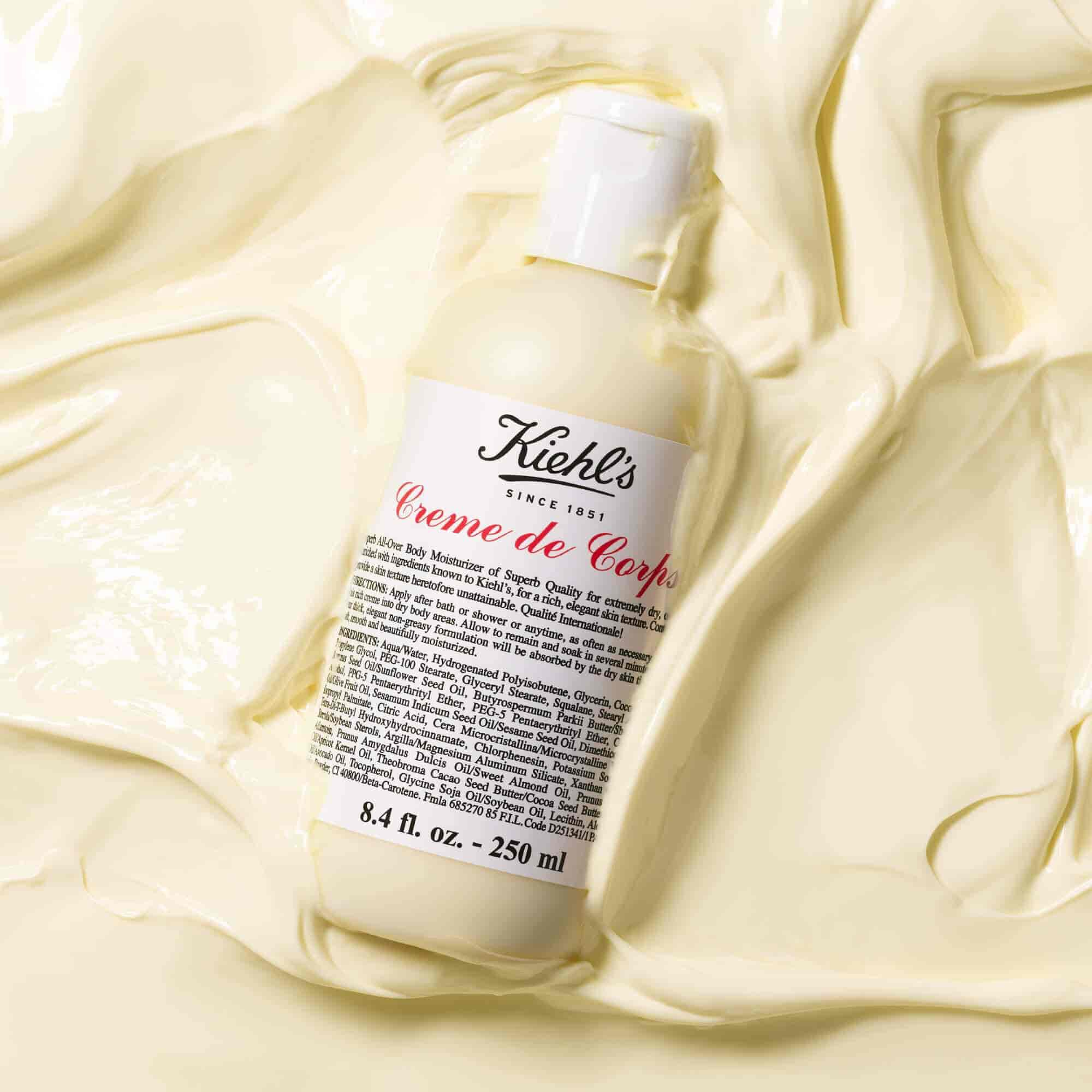 Fľaštička Kiehl's Creme de Corps vo veľkom množstve texturovaneho teloveho mlieka