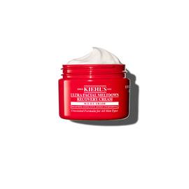 Červena nadobka kremu Kiehl’s Ultra Facial Meltdown Recovery Cream Whip s texturou našľahaneho kremu.