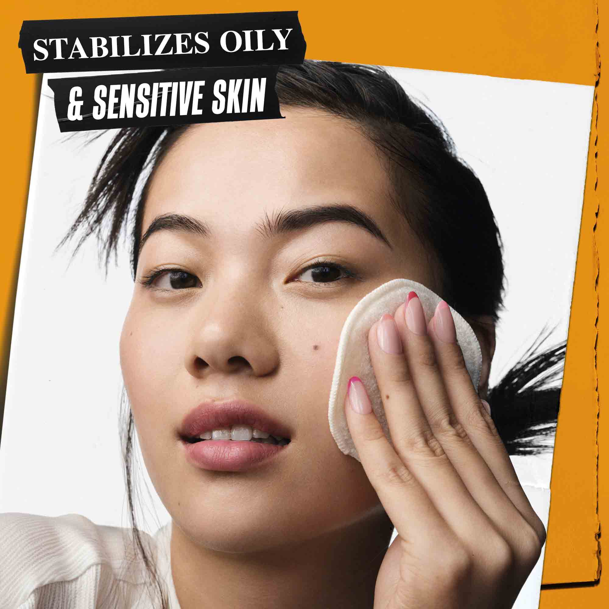 Osoba aplikujuca Calendula Herbal-Extract Toner na svoju pleť. Text zdorazňuje jeho schopnosť stabilizovať mastnu a citlivu pleť.