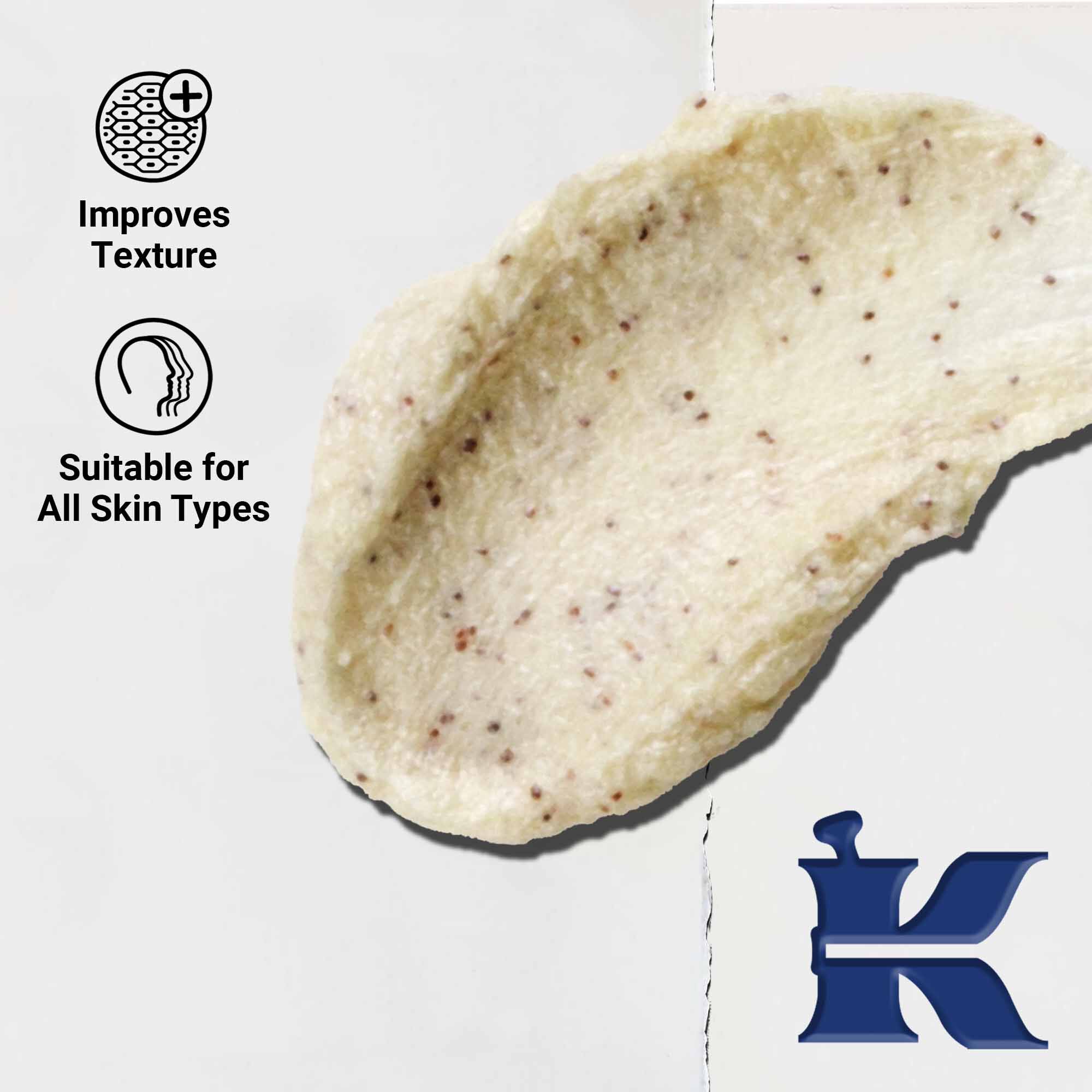 Detail textury Facial Fuel Energizing Scrub; text zdorazňuje vhodnosť pre všetky typy pleti a povzbudzujucu exfoliaciu.