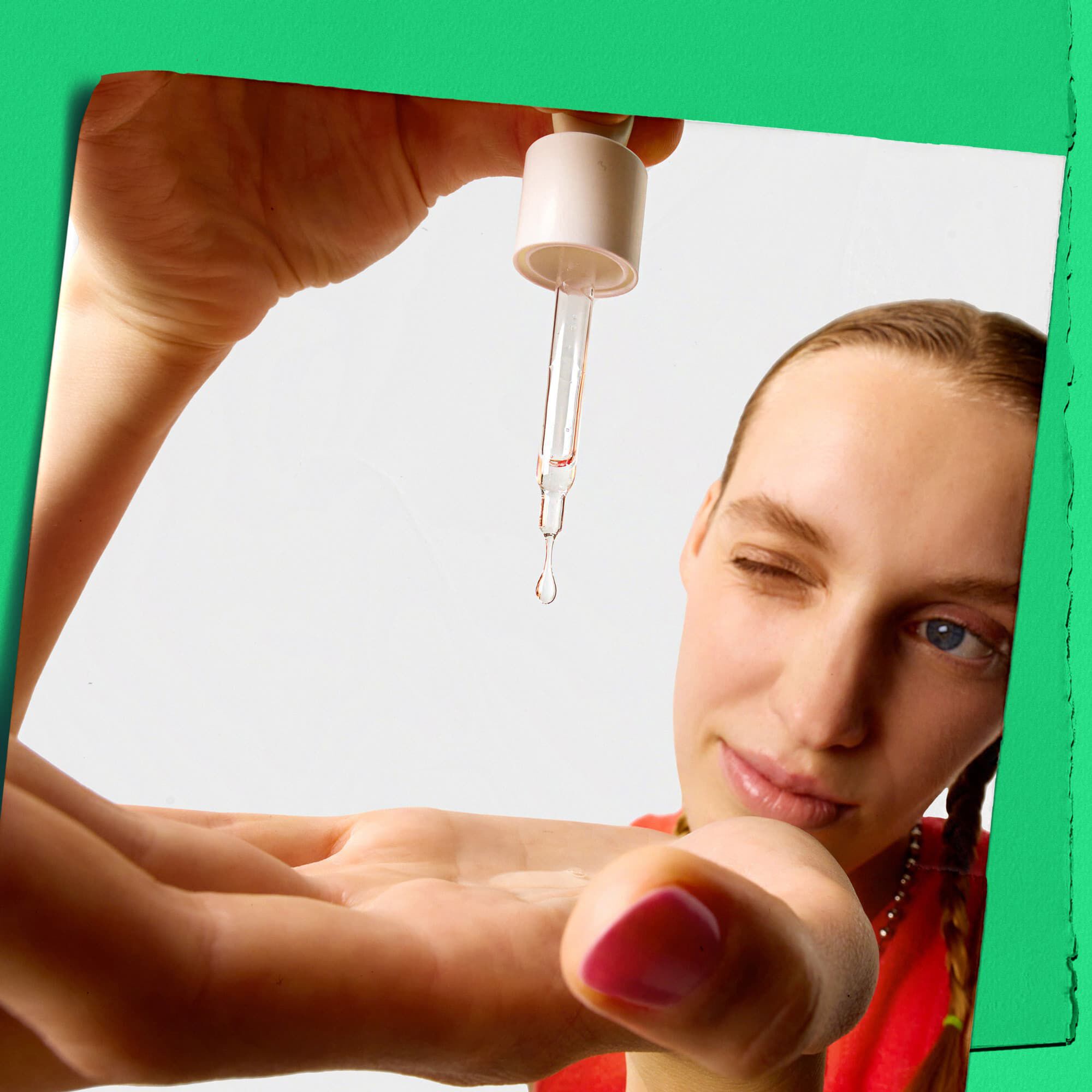 Model nanašajuci kvapky sera Kiehl's Ultra Pure High-Potency Serum na ruku