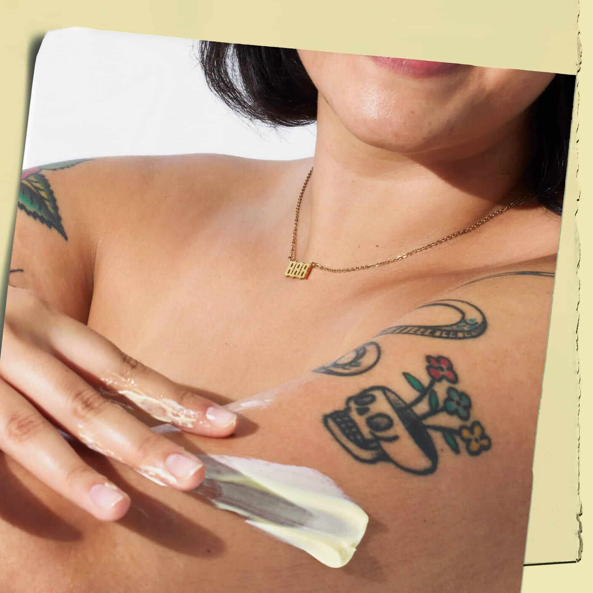 Tetovana modelka s texturou teloveho mlieka Kiehl's Creme de Corps na pokožke