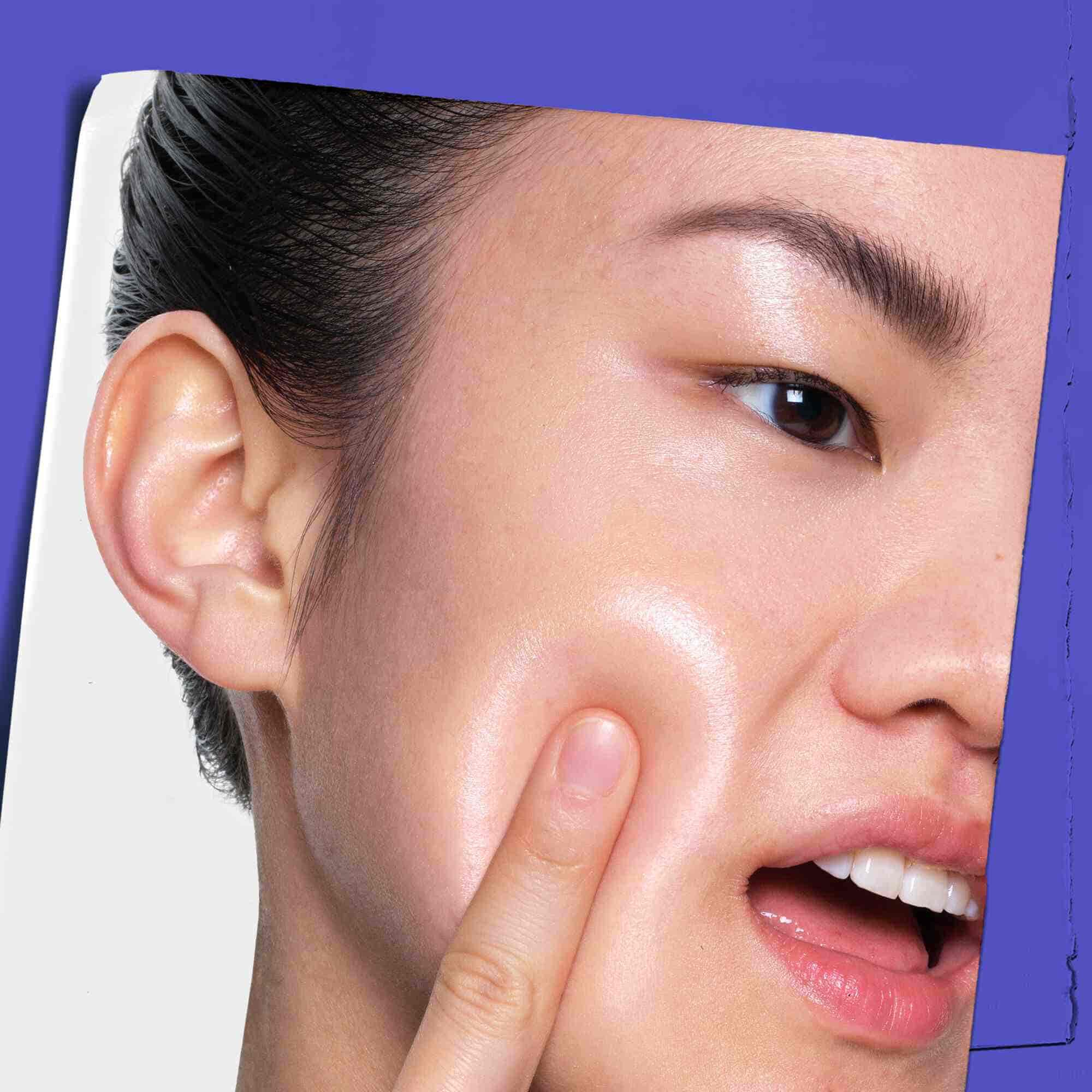 Osoba aplikujuca Clearly Corrective Dark Spot Solution na svoju pleť.