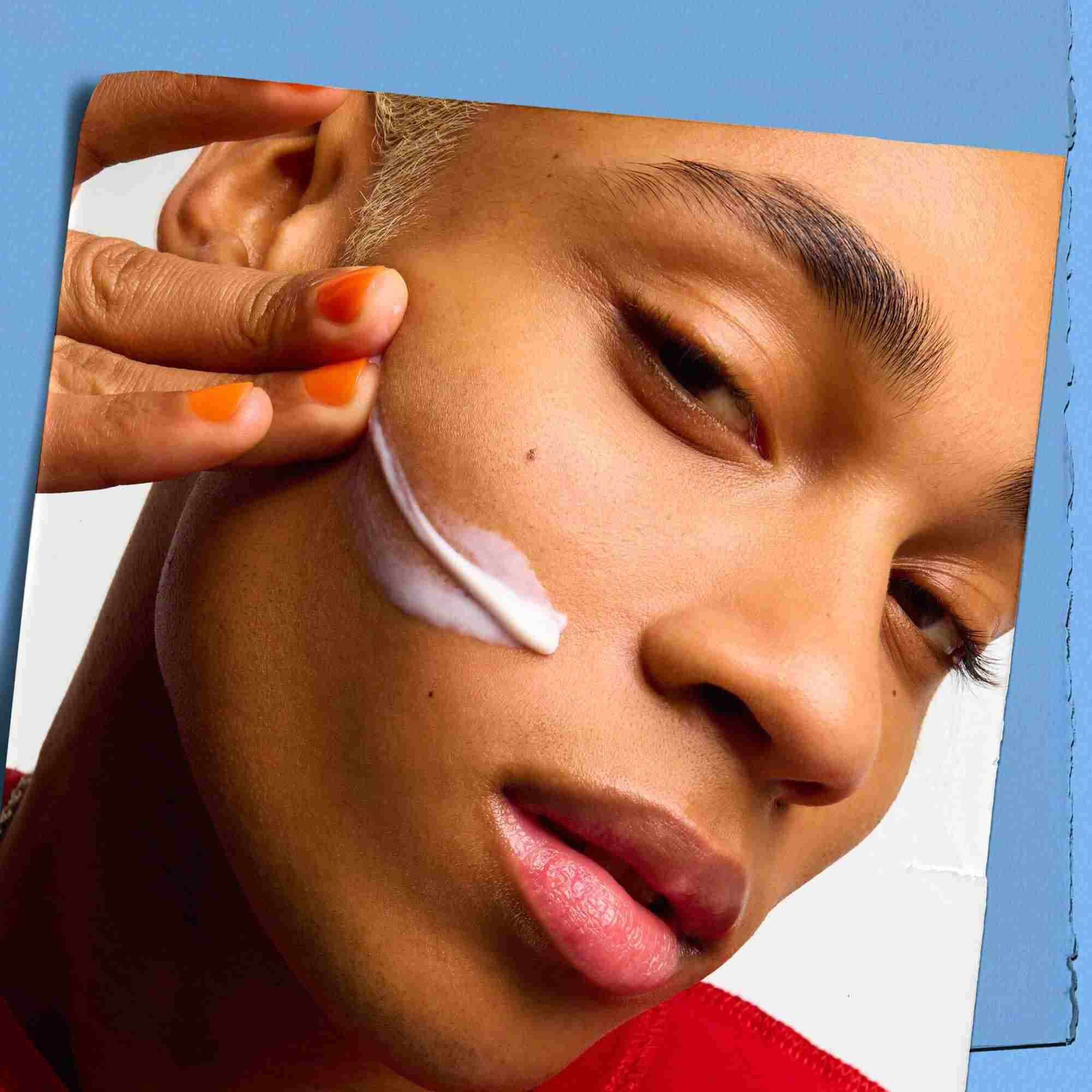 Modelka so vzorkou textury Kiehl's Ultra Facial Moisturizer na tvari