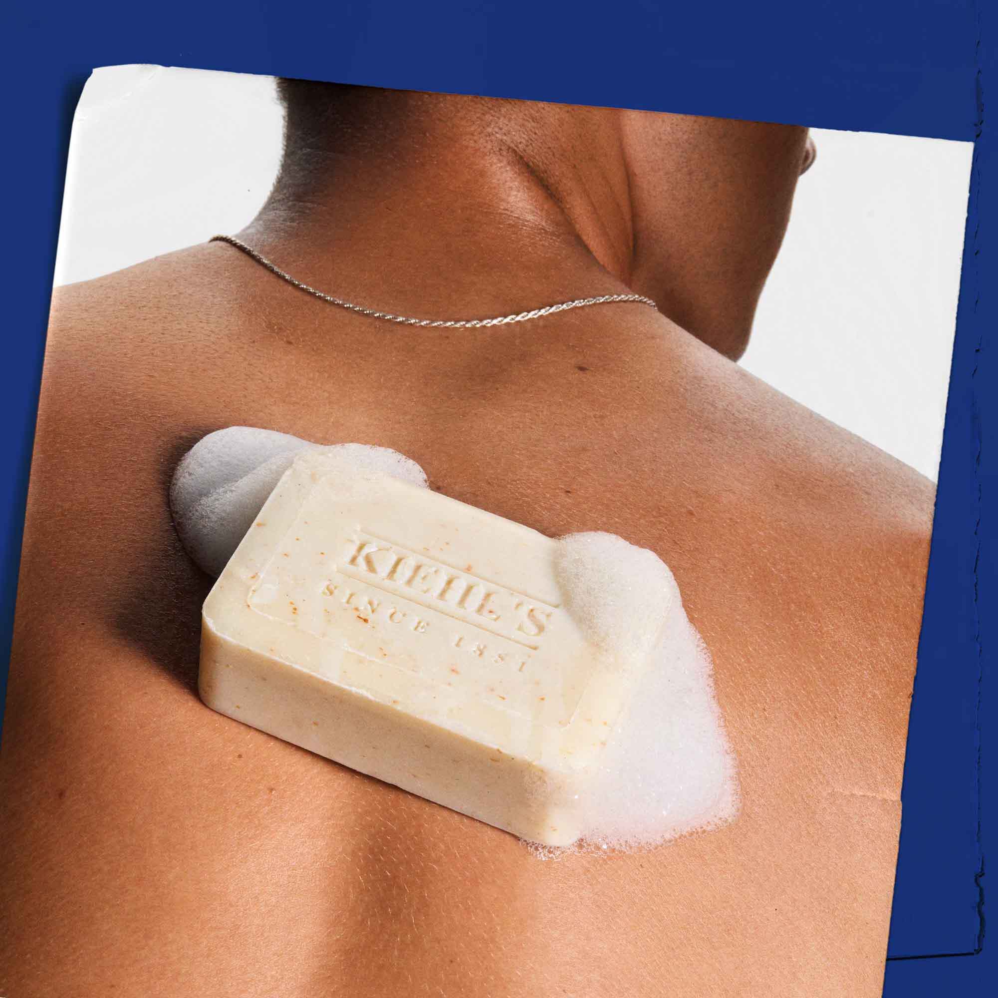 Ultimate Man Body Scrub Soap použivane na pokožke, ukazujuce jeho aplikaciu a penu.