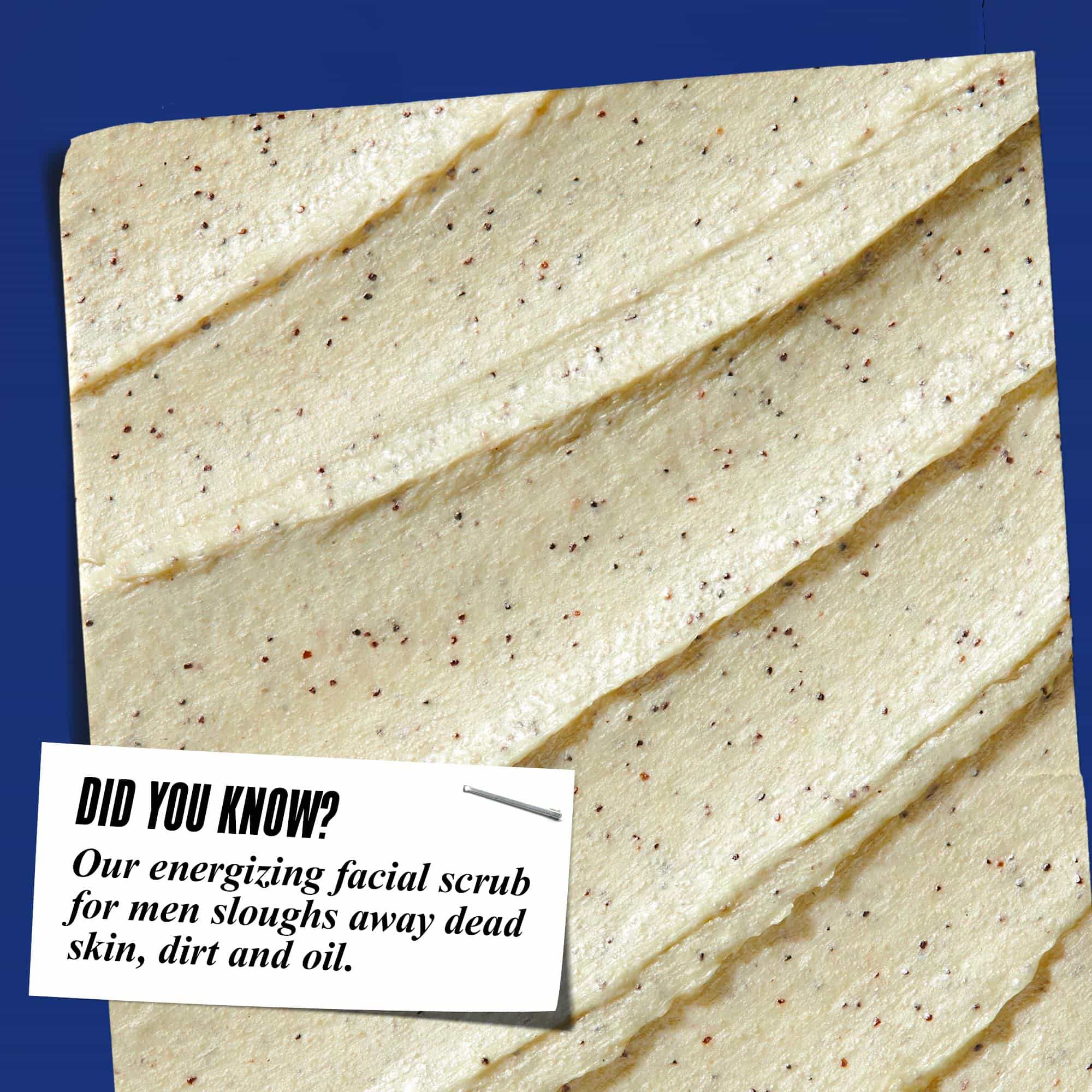 Detail textury Facial Fuel Energizing Scrub. Text znie: „Vedeli ste? Naš povzbudzujuci pleťovy peeling pre mužov odstraňuje odumretu kožu, nečistoty a mastnotu.“