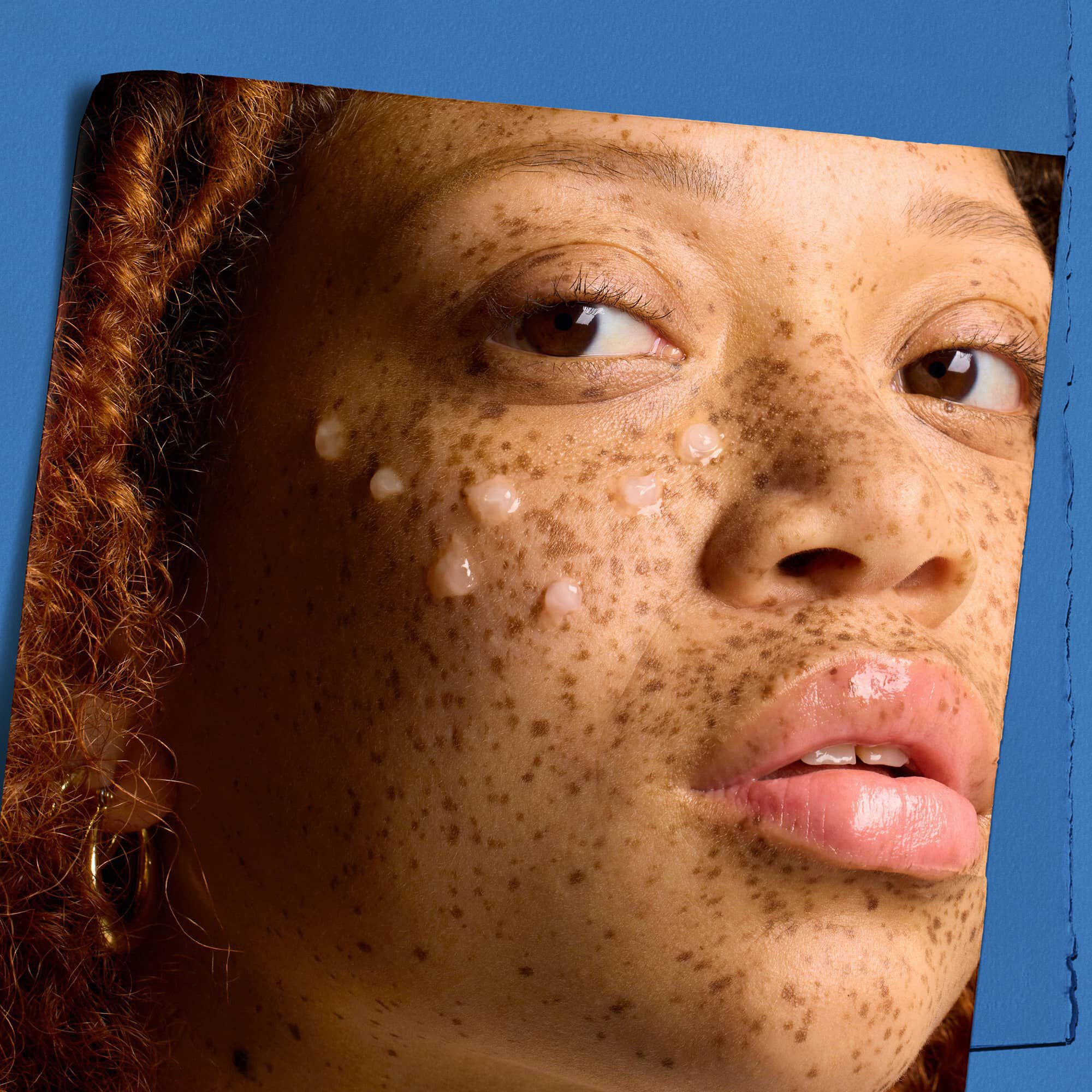 Modelka s kvapkami sera Kiehl's Hydro Plumping Serum Concentrate na tvari