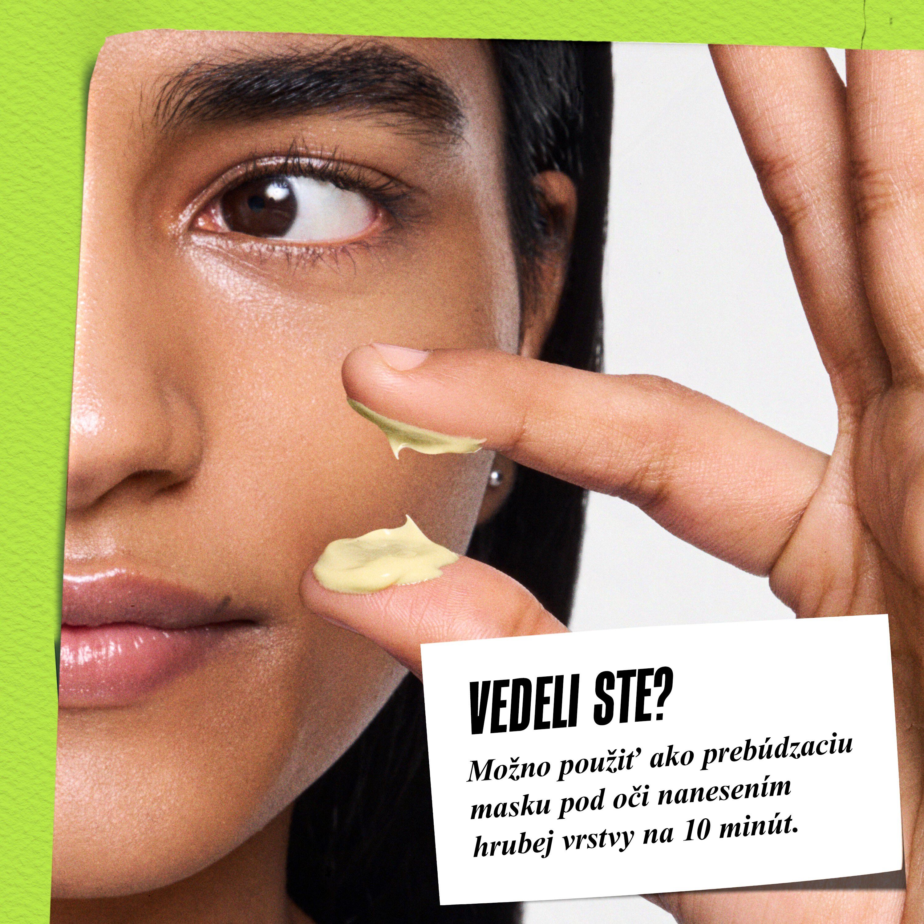 Modelka držiaca nadobku Kiehl's Creamy Eye Treatment with Avocado