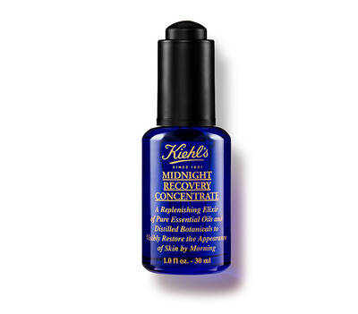 Fľaša Kiehl's Midnight Recovery Concentrate, modra sklenena s pumpičkou, určena na nočnu starostlivosť o pleť.