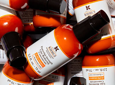 Skupina fliaš s oranžovym obalom značky Kiehl's, obsahujucich produkty na starostlivosť o pleť.