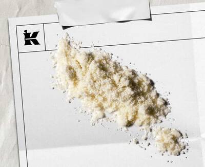 Kremovy prašok predstavujuci 1% koloidnu ovsenu kašu na bielom plate s čiernym logom Kiehl's v rohu.