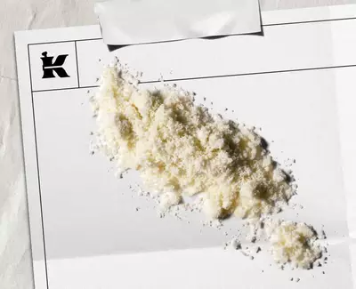Kremovy prašok predstavujuci 1% koloidnu ovsenu kašu na bielom plate s čiernym logom Kiehl's v rohu.