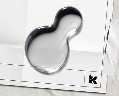 Čira kvapka tekutiny predstavujuca Dexpanthenol (provitamin B5) na bielom papieri s čiernym logom Kiehl's v rohu.