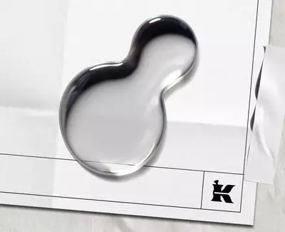 Čira kvapka tekutiny predstavujuca Dexpanthenol (provitamin B5) na bielom papieri s čiernym logom Kiehl's v rohu.