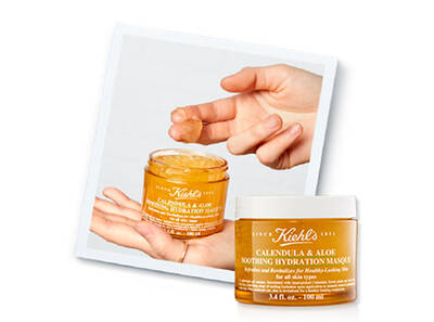 Ruka s gelovym maskom Kiehl's Calendula & Aloe, ukazuje jeho aplikaciu. Produkt na hydrataciu a upokojenie pleti.