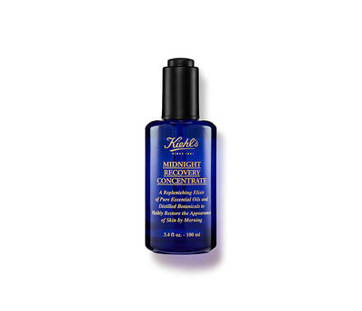 Modry skleneny flakon s pumpičkou obsahujuci Kiehl's Midnight Recovery Concentrate, nočny serum na regeneraciu pleti.