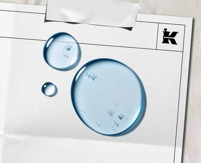 Modre kvapky predstavujuce α-Bisabolol na bielom papieri s čiernym logom Kiehl's v rohu.