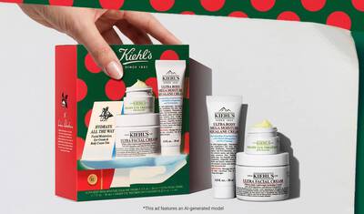 Vianočna darčekova sada Kiehl's obsahujuca Ultra Facial Cream, Ultra Body Mega Moisture Squalane Cream a Creamy Eye Treatment s avokadom, vystavena s vianočnou cenovkou.